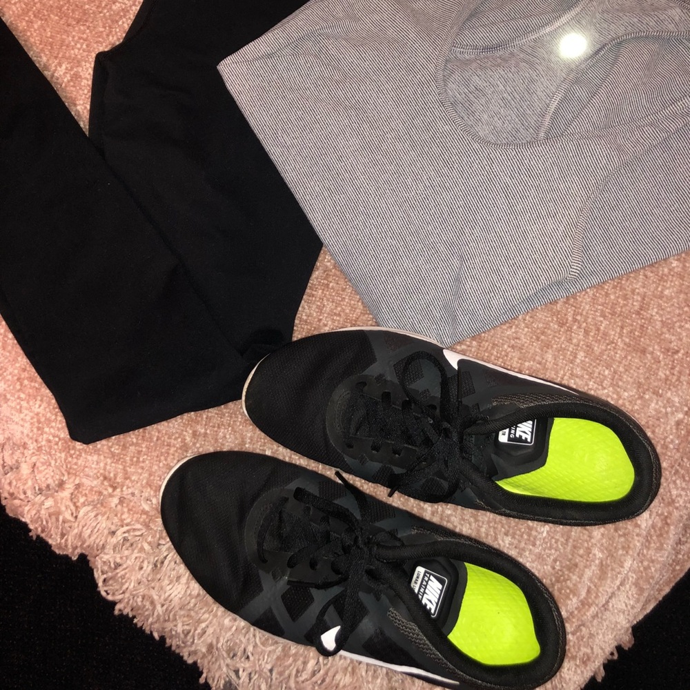 size 8 Nike tennis shoes